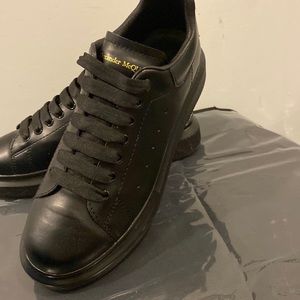 Men's Oversized Sneaker in Black